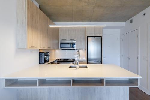 Kitchen - 1648-1414 Rue Chomedey, Montréal (Ville-Marie), QC - Indoor Photo Showing Kitchen With Double Sink With Upgraded Kitchen