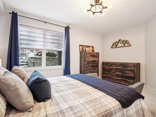 Bedroom - 3-250 Rue Du Mont-Plaisant, Mont-Tremblant, QC - Indoor Photo Showing Bedroom