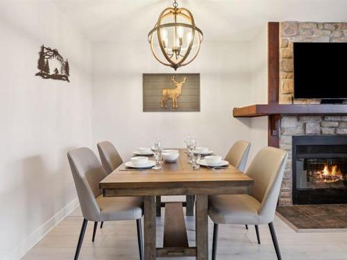 Dining room - 3-250 Rue Du Mont-Plaisant, Mont-Tremblant, QC - Indoor Photo Showing Dining Room