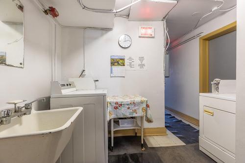 Laundry room - 5985 Rue Souart, Montréal (Côte-Des-Neiges/Notre-Dame-De-Grâce), QC - Indoor Photo Showing Laundry Room