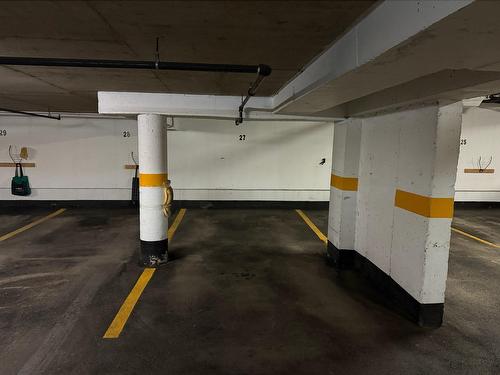 Garage - 201-5860 Av. De Monkland, Montréal (Côte-Des-Neiges/Notre-Dame-De-Grâce), QC - Indoor Photo Showing Garage