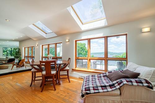 Salon - 598 Rue Main, Hudson, QC - Indoor