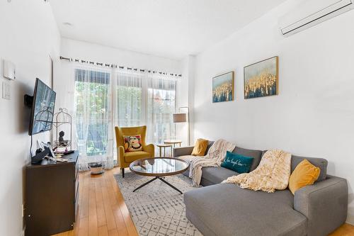 Salon - 202-680 Rue De Courcelle, Montréal (Le Sud-Ouest), QC - Indoor Photo Showing Living Room