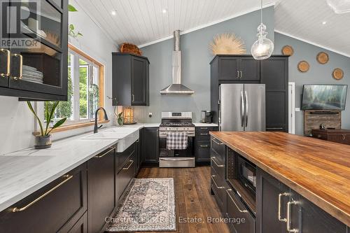 2698 Old Muskoka Road, Huntsville (Stephenson), ON - Indoor Photo Showing Kitchen With Upgraded Kitchen