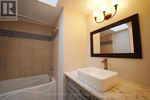 128 Stonyburn Crescent, Cambridge, ON - Indoor Photo Showing Bathroom