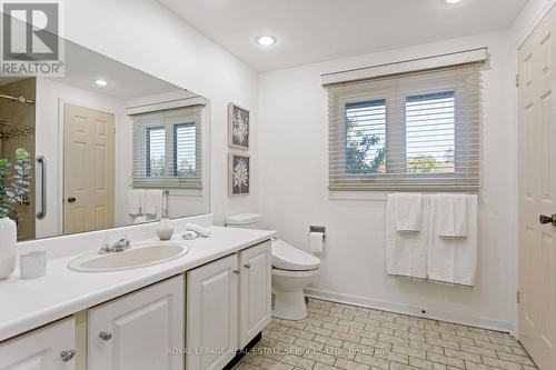 804 Willowbank Trail, Mississauga, ON - Indoor Photo Showing Bathroom