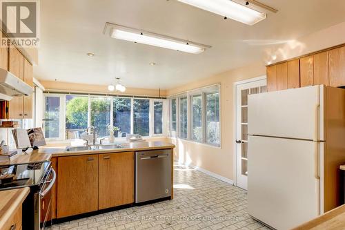804 Willowbank Trail, Mississauga, ON - Indoor Photo Showing Kitchen With Double Sink