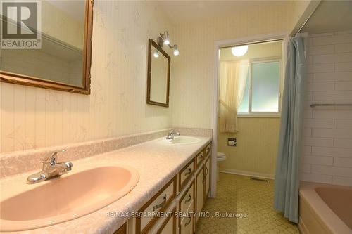 30 Terrace Drive, Hamilton, ON - Indoor Photo Showing Bathroom