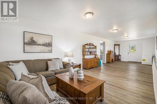 3678 Highway 43 W Road, Smiths Falls, ON - Indoor Photo Showing Living Room