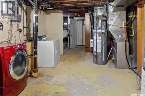 94 Dunning Crescent, Regina, SK - Indoor Photo Showing Laundry Room