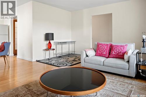 94 Dunning Crescent, Regina, SK - Indoor Photo Showing Living Room