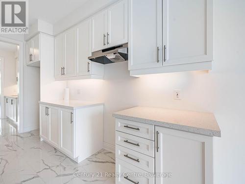 26 Hearn Street, Bradford West Gwillimbury, ON - Indoor Photo Showing Kitchen