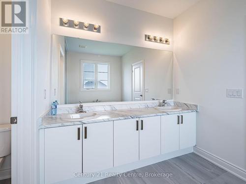 26 Hearn Street, Bradford West Gwillimbury, ON - Indoor Photo Showing Bathroom