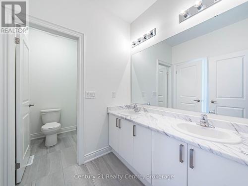 26 Hearn Street, Bradford West Gwillimbury, ON - Indoor Photo Showing Bathroom