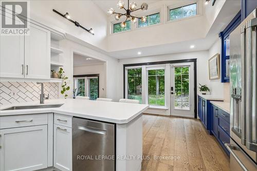 409 River Side Drive, Oakville, ON - Indoor Photo Showing Kitchen With Upgraded Kitchen