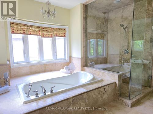 383 Paradelle Drive, Richmond Hill, ON - Indoor Photo Showing Bathroom