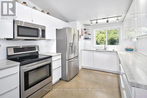 150 Peel Street S, Blue Mountains, ON - Indoor Photo Showing Kitchen With Double Sink
