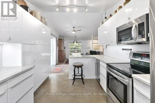 150 Peel Street S, Blue Mountains, ON - Indoor Photo Showing Kitchen With Upgraded Kitchen