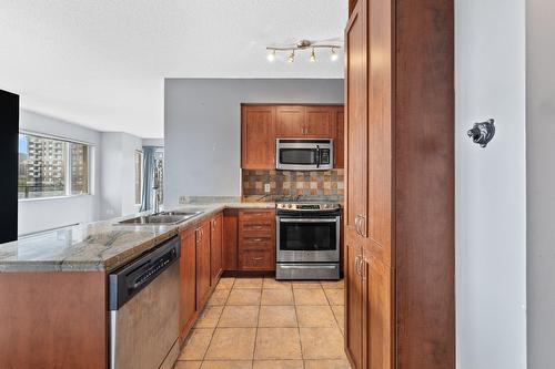 Kitchen - 902-550 Rue Jean-D'Estrées, Montréal (Ville-Marie), QC - Indoor Photo Showing Kitchen With Double Sink