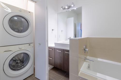 Salle de bains - 204-10700 Rue Berri, Montréal (Ahuntsic-Cartierville), QC - Indoor Photo Showing Laundry Room