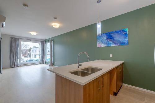 Cuisine - 204-10700 Rue Berri, Montréal (Ahuntsic-Cartierville), QC - Indoor Photo Showing Kitchen With Double Sink