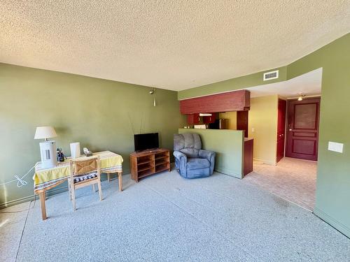 Salon - 302-925 Boul. René-Lévesque E., Montréal (Ville-Marie), QC - Indoor