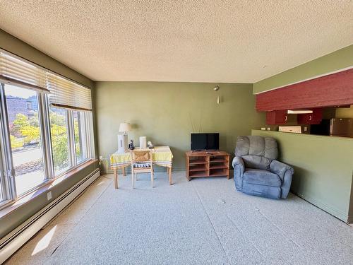 Salon - 302-925 Boul. René-Lévesque E., Montréal (Ville-Marie), QC - Indoor