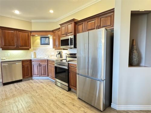 113-100 Bighorn Boulevard, Radium Hot Springs, BC - Indoor Photo Showing Kitchen