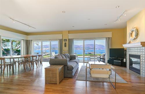 4260 Hobson Road, Kelowna, BC - Indoor Photo Showing Living Room With Fireplace