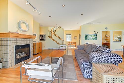 4260 Hobson Road, Kelowna, BC - Indoor Photo Showing Living Room With Fireplace