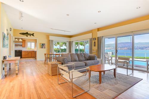 4260 Hobson Road, Kelowna, BC - Indoor Photo Showing Living Room