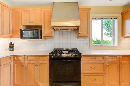 4260 Hobson Road, Kelowna, BC - Indoor Photo Showing Kitchen