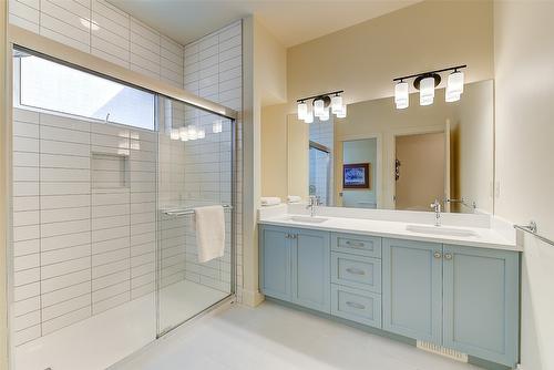 4260 Hobson Road, Kelowna, BC - Indoor Photo Showing Bathroom