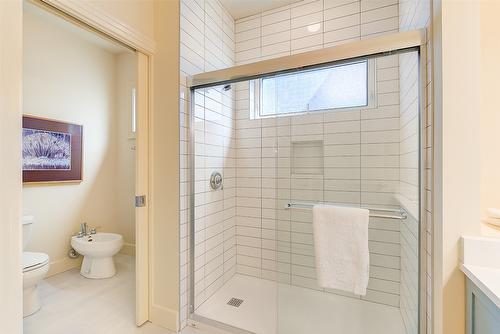 4260 Hobson Road, Kelowna, BC - Indoor Photo Showing Bathroom