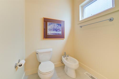 4260 Hobson Road, Kelowna, BC - Indoor Photo Showing Bathroom