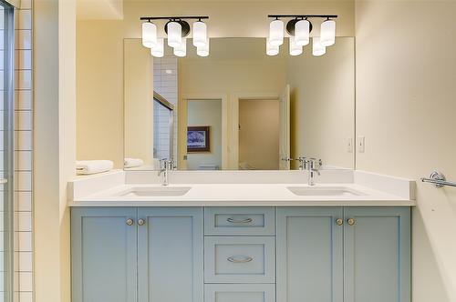 4260 Hobson Road, Kelowna, BC - Indoor Photo Showing Bathroom