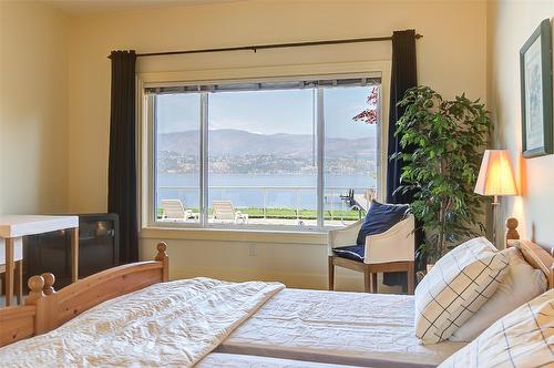 4260 Hobson Road, Kelowna, BC - Indoor Photo Showing Bedroom