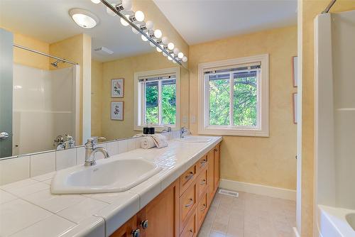 4260 Hobson Road, Kelowna, BC - Indoor Photo Showing Bathroom