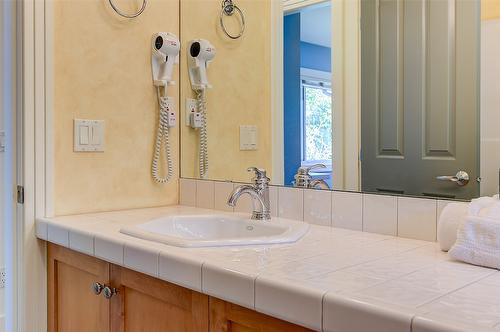 4260 Hobson Road, Kelowna, BC - Indoor Photo Showing Bathroom