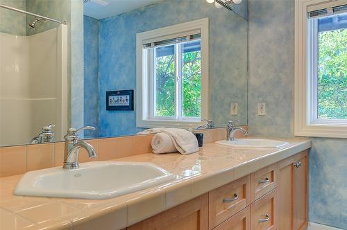 4260 Hobson Road, Kelowna, BC - Indoor Photo Showing Bathroom