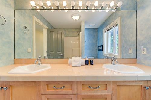 4260 Hobson Road, Kelowna, BC - Indoor Photo Showing Bathroom