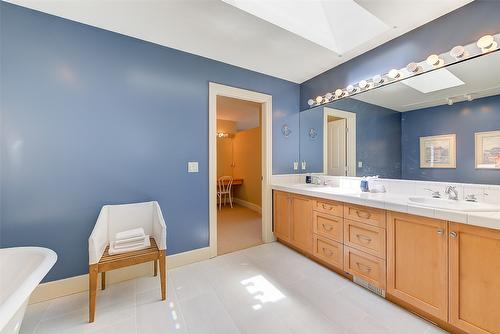 4260 Hobson Road, Kelowna, BC - Indoor Photo Showing Bathroom