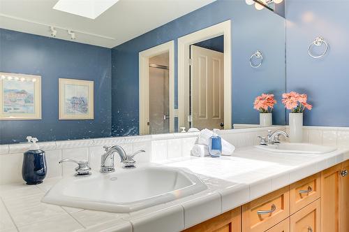4260 Hobson Road, Kelowna, BC - Indoor Photo Showing Bathroom