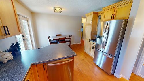 316 22Nd Avenue, Cranbrook, BC - Indoor Photo Showing Kitchen