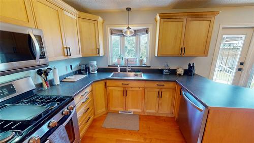 316 22Nd Avenue, Cranbrook, BC - Indoor Photo Showing Kitchen With Double Sink