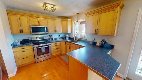 316 22Nd Avenue, Cranbrook, BC - Indoor Photo Showing Kitchen