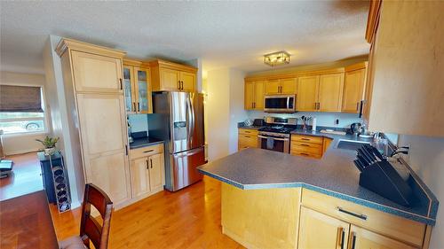 316 22Nd Avenue, Cranbrook, BC - Indoor Photo Showing Kitchen