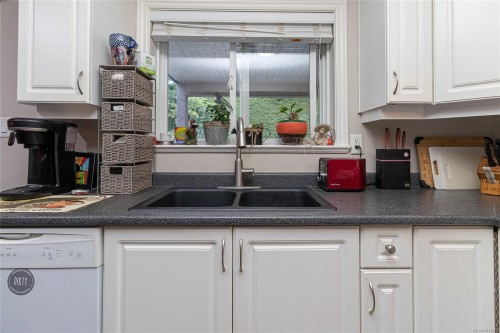 1204 Knockan Pl, Saanich, BC 