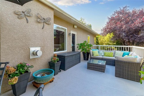 1204 Knockan Pl, Saanich, BC 