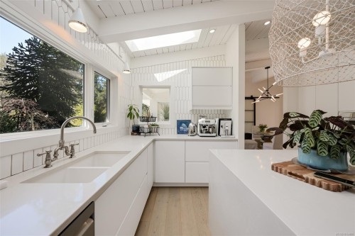 1941 Appleton Pl, Saanich, BC 